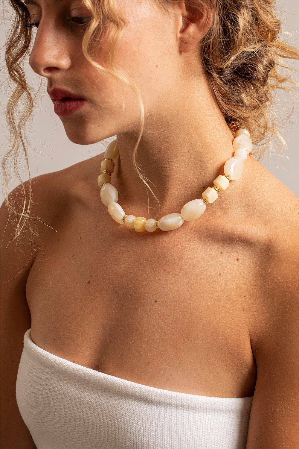 Chaine Courte Constance Beige 40 cm