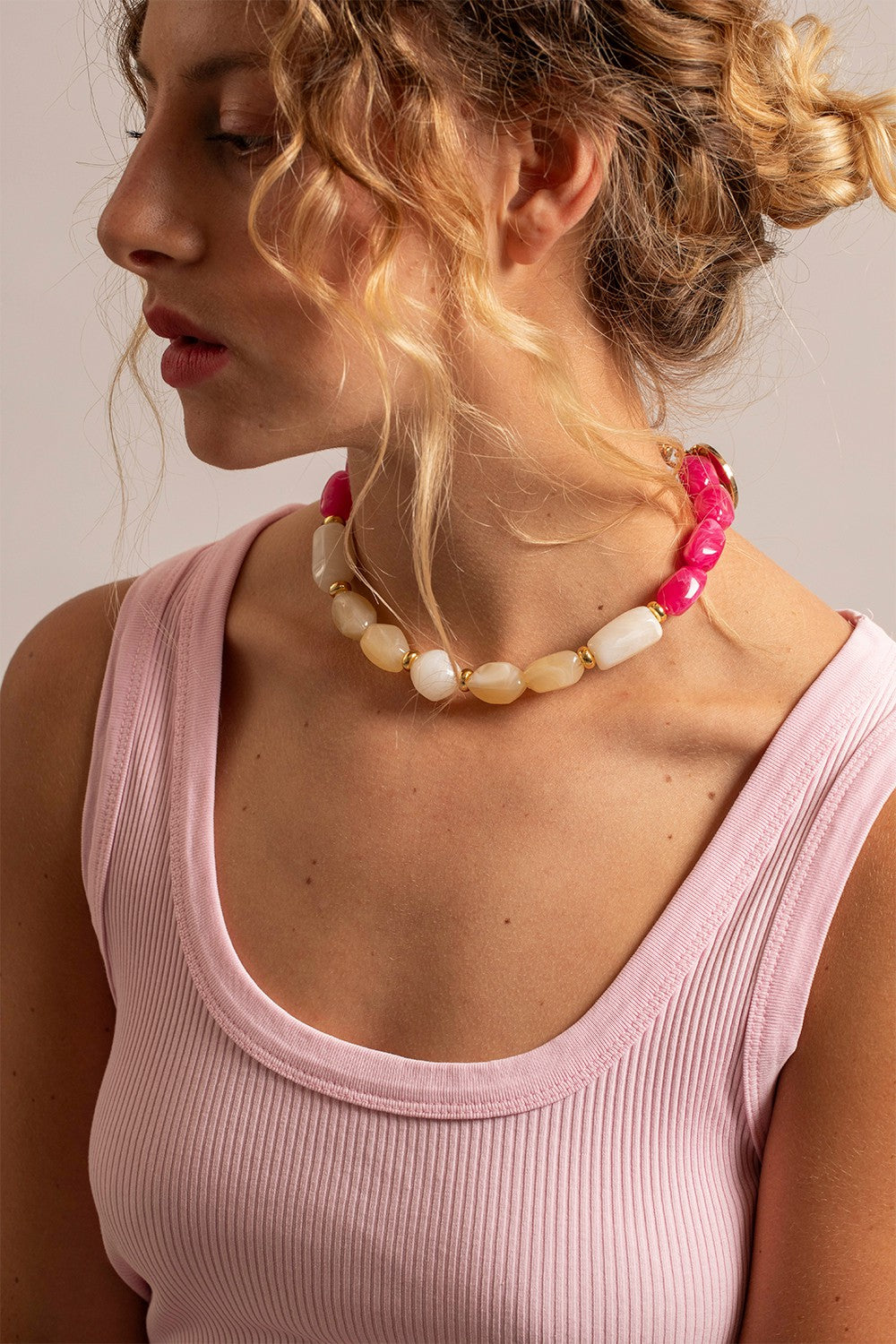 Chaine Courte Divya Fuchsia 40 cm
