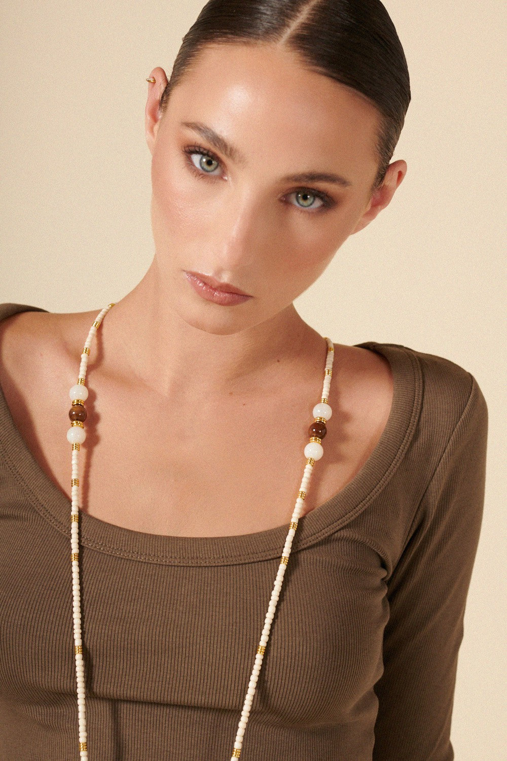 Long Iris chain with beige pearls 120 cm